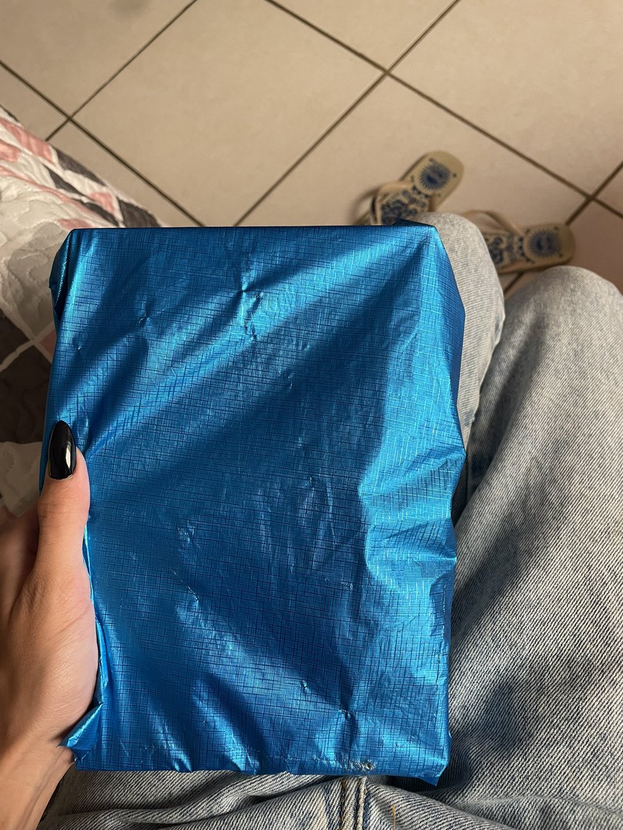 _wolfstar's tweet image. primeira vez que eu fico com o garoto e ele me da um livro da DARKSIDE
esses homens tao ficando mt espertos