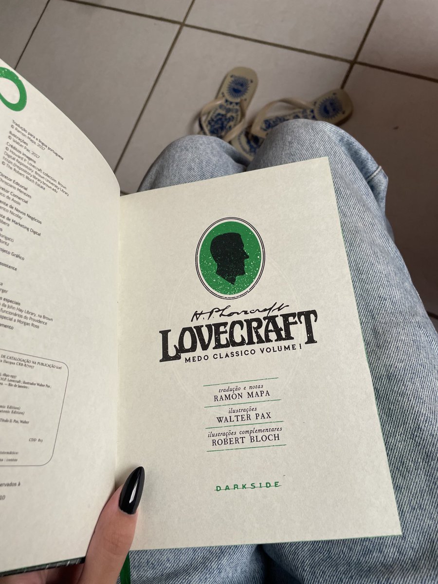 _wolfstar's tweet image. primeira vez que eu fico com o garoto e ele me da um livro da DARKSIDE
esses homens tao ficando mt espertos