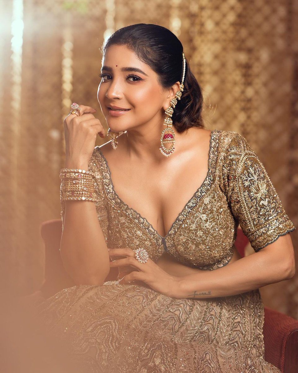 Actress #sakshiagarwal looks all Glitz and Glam in her recent photoshoot 📸 @ssakshiagarwal @Prabhastylish