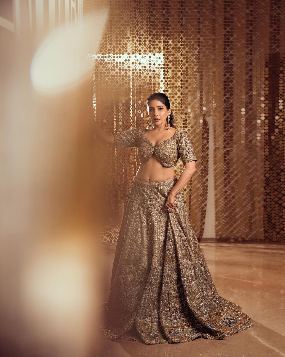 actressupdate1's tweet photo. Actress #sakshiagarwal looks all Glitz and Glam in her recent photoshoot 📸

 @Prabhastylish https://t.co/VLHyuRGJ7l
