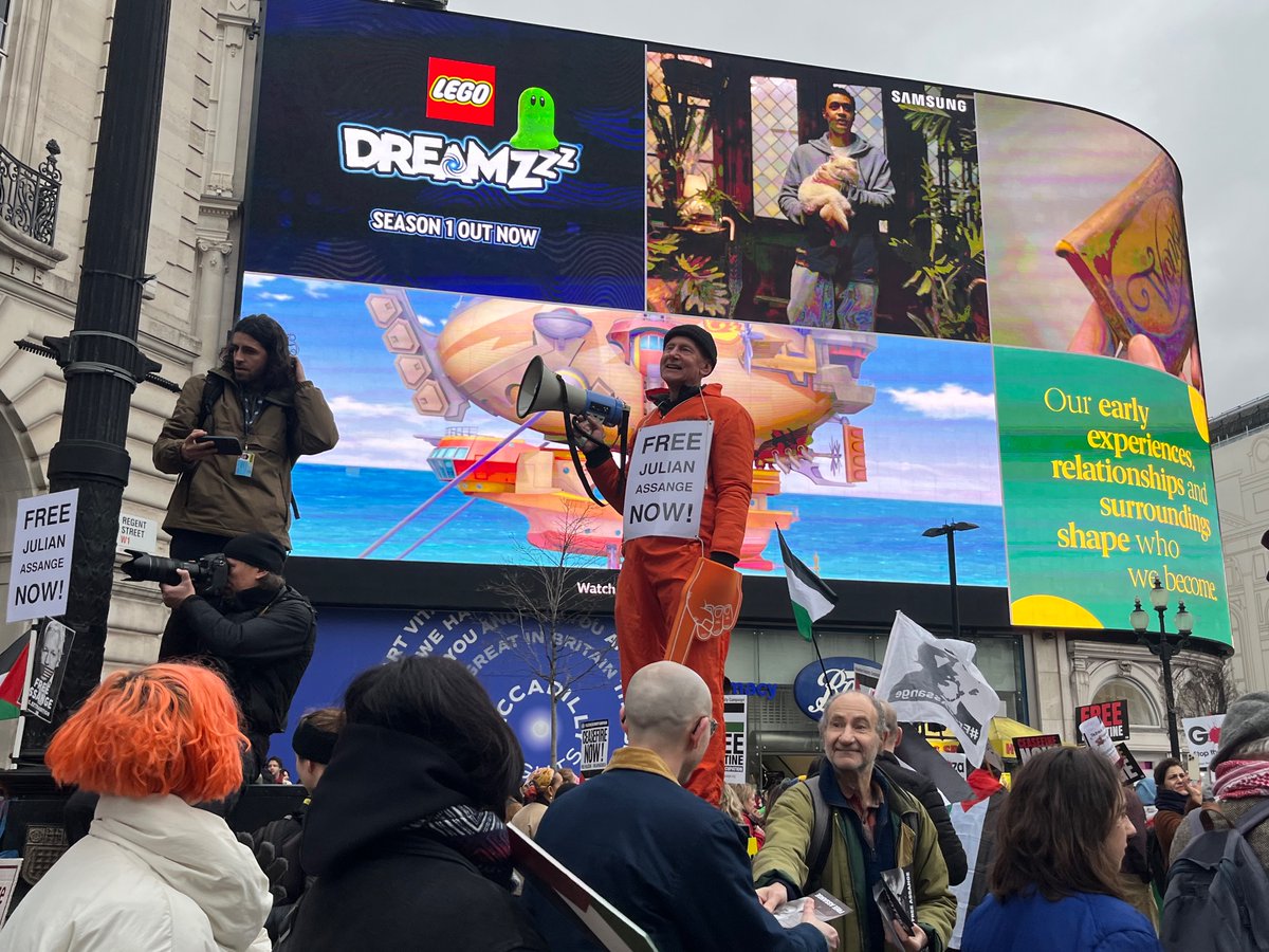7a_Zeee's tweet photo. Meanwhile, don’t forget about #JulianAssange #Assange #FreeJulianAssangeNOW #FreePalestine #ProtectJournalists #EndTheImpunity https://t.co/ybTKCxyPTv