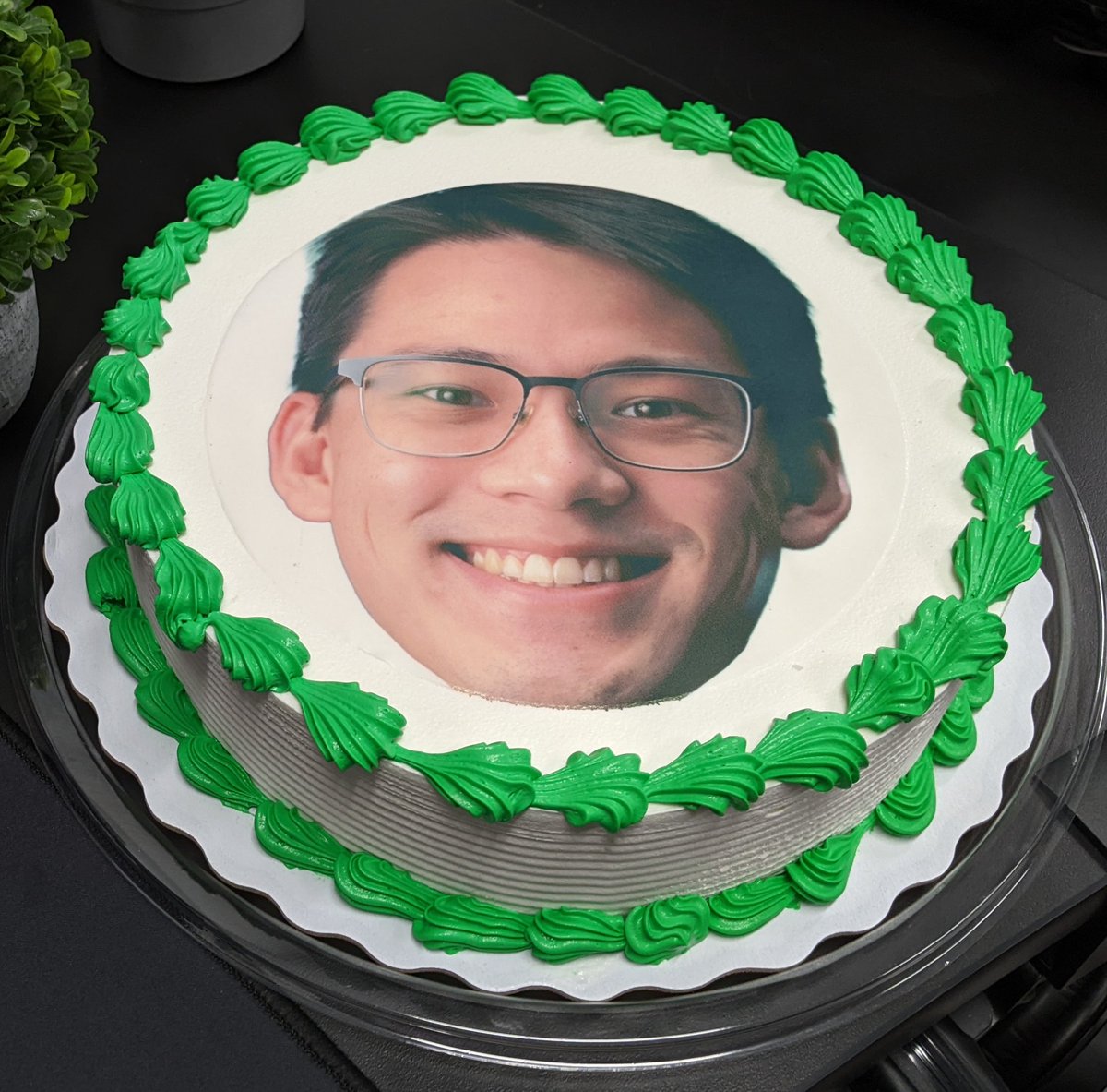 Yesterday was my last day as a video editor @LinusTech. It's been such a memorable almost-3 years and I will miss the team greatly. Wish them all the best in the future and I am excited for whats next. and shoutout to the editors for putting me on a cake hehe