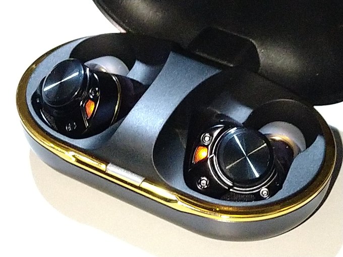 今まで有線派だった私ですけど、ケーブルのタッチノイズに我慢が出来なくなってとうとう無線イヤホンを導入。安物買いの銭失いは嫌なので清水の舞台から飛び降りたつもりで奮発して購入したのだけど、最近の無線イヤホンって凄いのね(汗) 私の腐った耳では有線と無線の区別がつかないわん。 