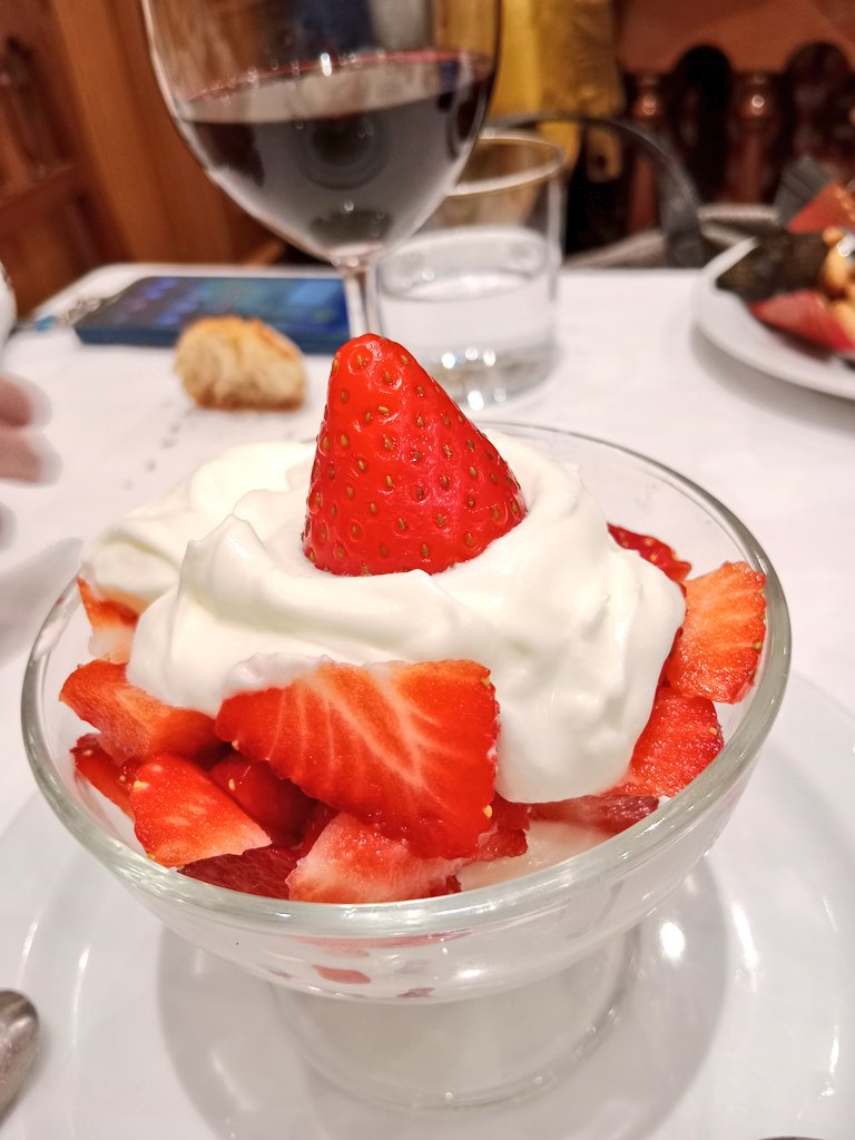 EuSaenz's tweet photo. Visitando mi casa de comidas preferida en Madrid, #Isamar. Por desgracia serán de las últimas, pero hay que aprovechar. Las jijas palentinas, su insuperable palometa escabechada, canónicas patatas a la importancia con raya, ese gulesco cabrito lechal cuchifrito y fresas con nata! https://t.co/OrYtl9wsYw