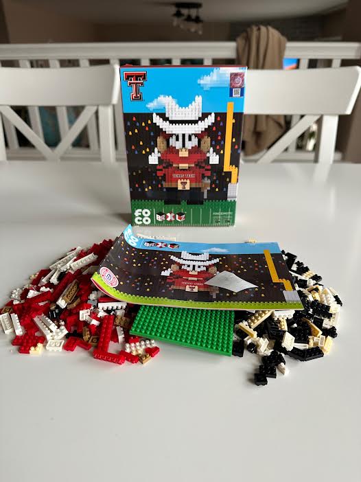 BrxlzFreak's tweet photo. Next #BRXLZ build is @TexasTechFB mascot #RaiderRed. 778 pieces and looks like a good build.

@TexasTech @FOCOusa @TTRaidersSports #gofoco #teamfoco #WreckEm #GunsUp #build #Mascot https://t.co/XkIb2AGymm