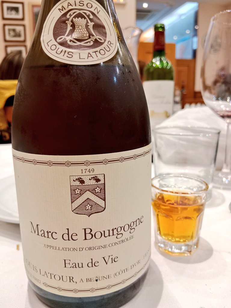 EuSaenz's tweet photo. Para beber alguna cerveza y hemos aportado este 4eme Grand Cru Classe de Margaux. 66% cs, 29% ml y 5% pv. Elegancia absoluta y añada que se puede ir bebiendo. Un vino impecable, en su precio de lo mejor de Burdeos. Y un digestivo Marc de Bourgogne de Latour. Siempre #Isamar! https://t.co/kSPeWF6hwq