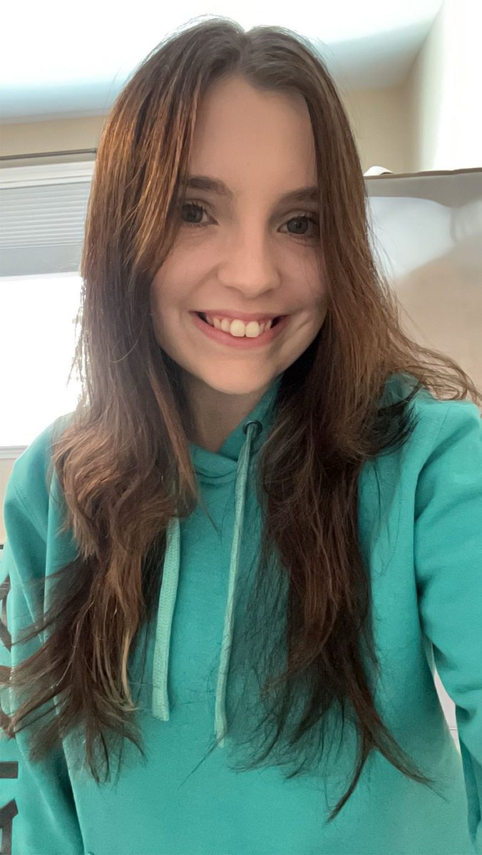 BrittanyCote94's tweet photo. Bad quality selfie to bless or curse your timeline. Y’all can decide 🤟🏼🤪 #itsmehiimtheproblemitsme #naturalhair https://t.co/KUNwCiH5Rn