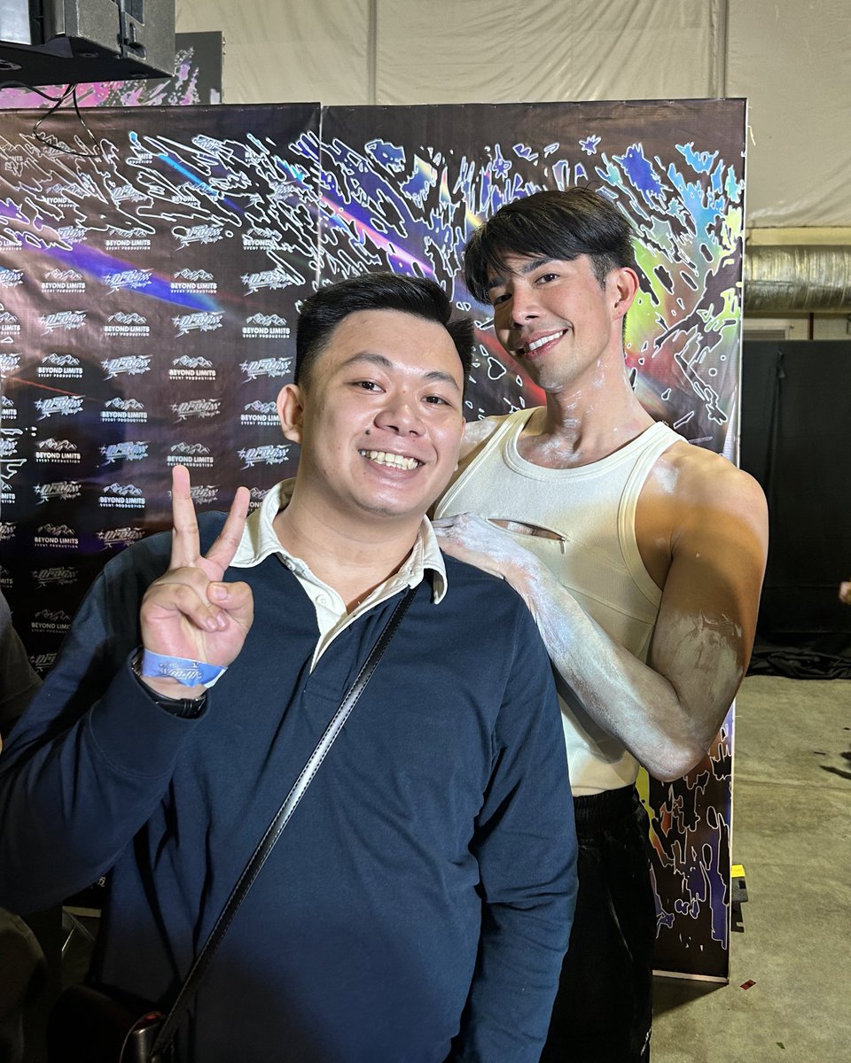gerardlajowa's tweet photo. GURL HOW CAN YOU NOT STAN @PanginaHeals ??!! BITCHHH AFTER 2 LOOOONG UPBEAT HIGH CHOREO PERFORMANCES,, HE EVEN SPENT TIME FOR SOME PHOTO OP WITH LITERALLY EVERYONE WHOβS ASKING FOR IT LIKE THATβS MOTHER RIGHT THERE!! ILYYYY πππ©΅π©΅ #DragRevolution https://t.co/J8HmQERVOj