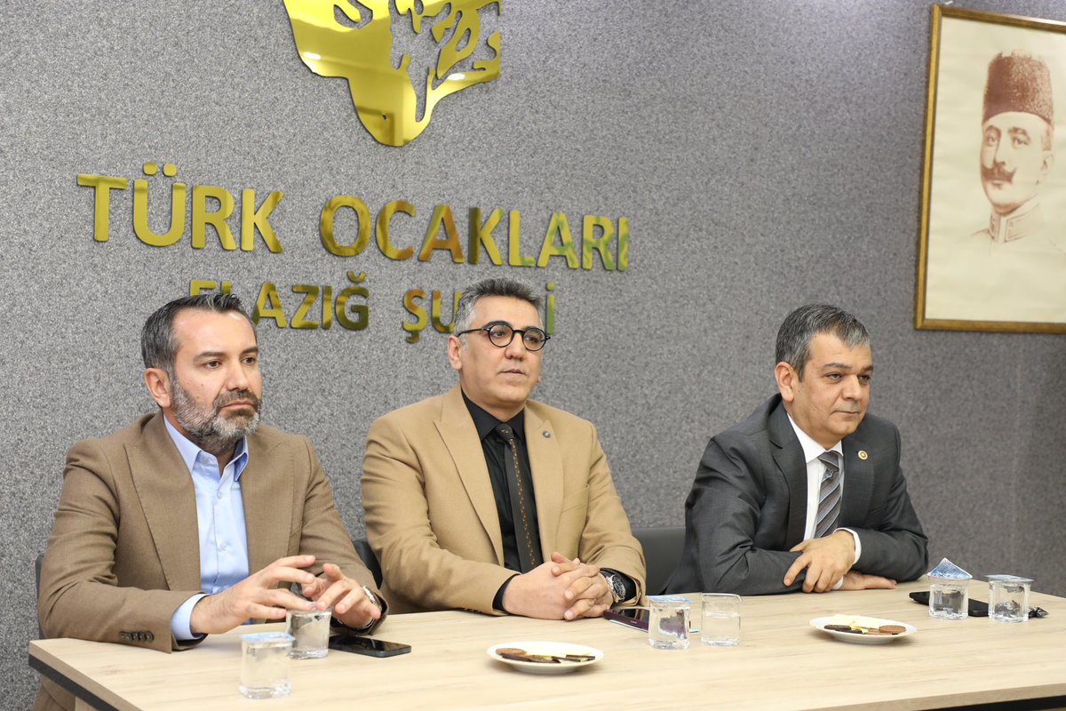 elazigturkocagi's tweet photo. Elazığ Belediye Başkanı Sn. Şahin ŞERİFOĞULLARI ve Ak Parti Milletvekili Prof. Dr. Erol KELEŞ Elazığ Türk Ocakları'nı ziyaret etti. Projeleri hakkında bilgi veren Sn. ŞERİFOĞULLARI’na ziyareti için teşekkür eder çalışmalarında başarılar dileriz. https://t.co/Spkwwelxxz