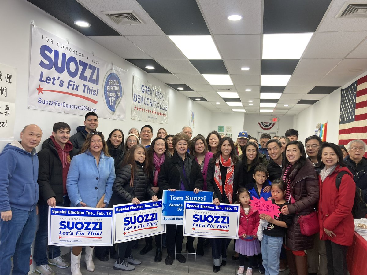 FilAmDemsNY's tweet image. We were in full force at #GreatNeck for an #AAPI Day of Action to help flip NY-03 and elect @tom_suozzi. ☀️

Let’s #GetOutTheVote and take back the House! 🗳️ 

Early voting has started! Election day on Tuesday, Feb. 13. 

#LetsFixThis #VoteEarlyVoteSuozzi #FilAmDems