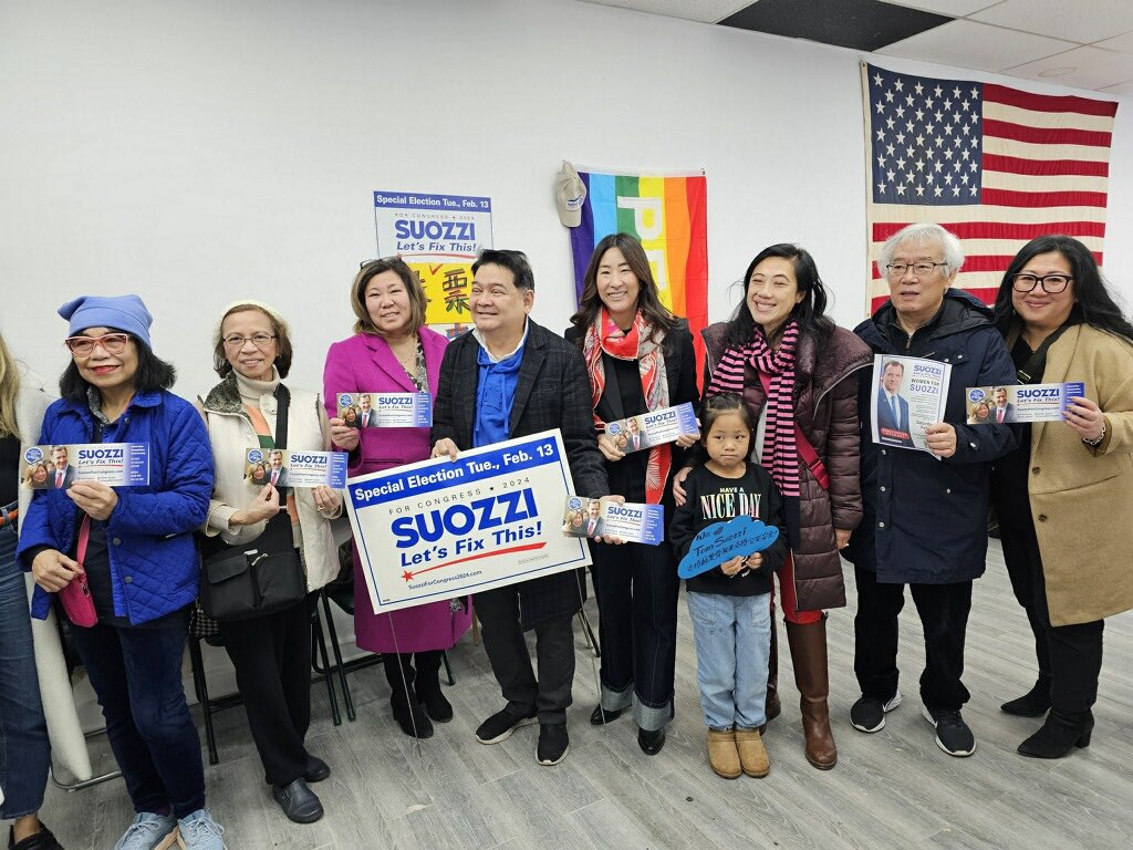 FilAmDemsNY's tweet image. We were in full force at #GreatNeck for an #AAPI Day of Action to help flip NY-03 and elect @tom_suozzi. ☀️

Let’s #GetOutTheVote and take back the House! 🗳️ 

Early voting has started! Election day on Tuesday, Feb. 13. 

#LetsFixThis #VoteEarlyVoteSuozzi #FilAmDems