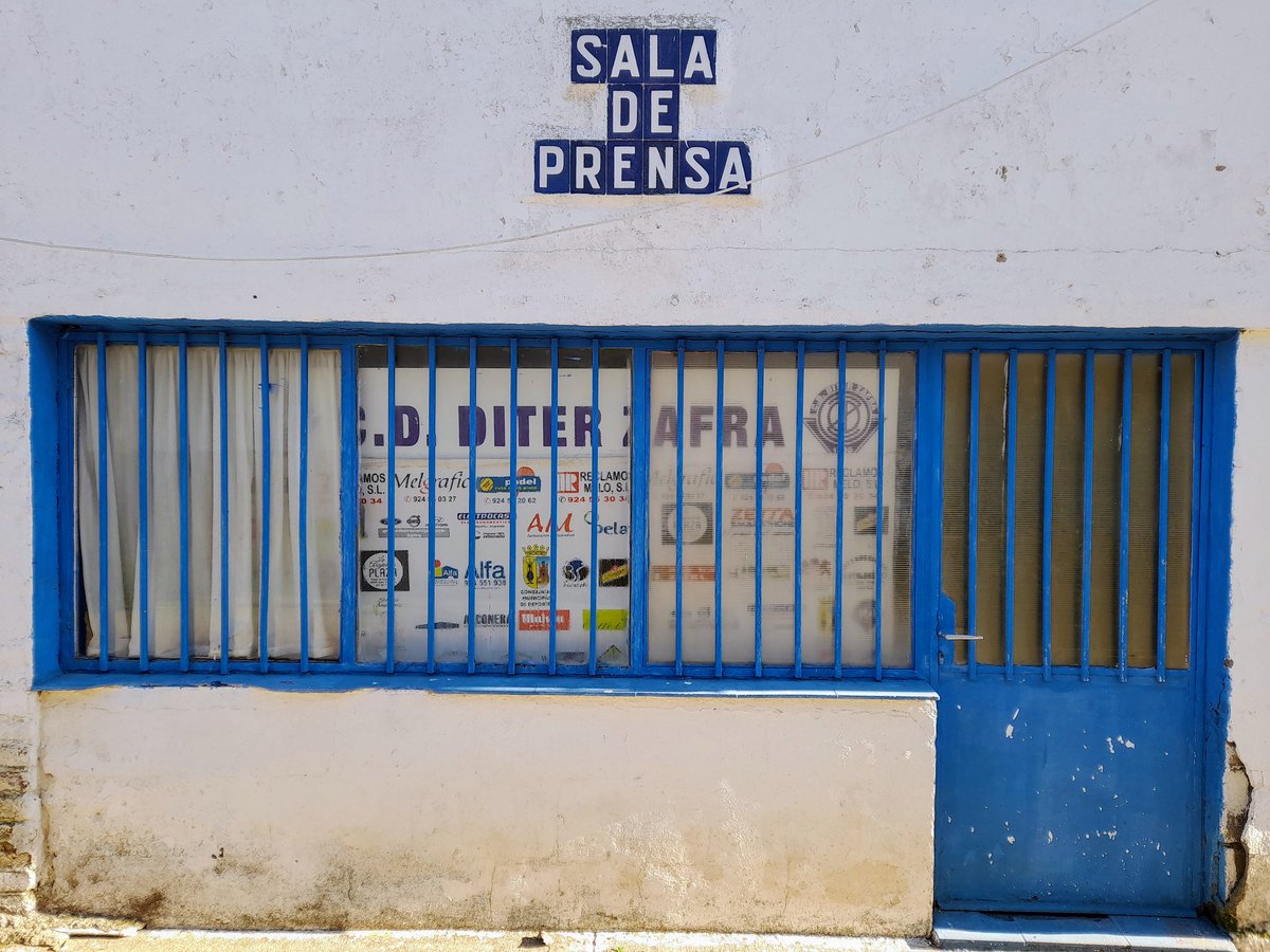 JAReinaGonzalez's tweet photo. El fútbol extremeño echa de menos a Zafra en categoría nacional.
El Diter, fundado en 1930, desapareció en 2017 tras 87 años.
Desde entonces, tras 7 años, el CD Zafra no logró volver a 3ª.
Ojalá no tarde mucho.
El Nuevo Estadio todavía conserva mucha simbología del Diter Zafra.👇 https://t.co/d8G3tLUMdk
