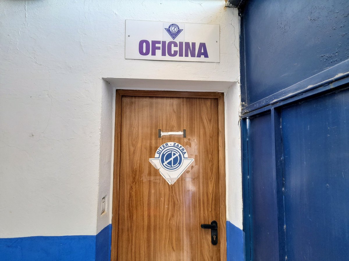 JAReinaGonzalez's tweet photo. El fútbol extremeño echa de menos a Zafra en categoría nacional.
El Diter, fundado en 1930, desapareció en 2017 tras 87 años.
Desde entonces, tras 7 años, el CD Zafra no logró volver a 3ª.
Ojalá no tarde mucho.
El Nuevo Estadio todavía conserva mucha simbología del Diter Zafra.👇 https://t.co/d8G3tLUMdk