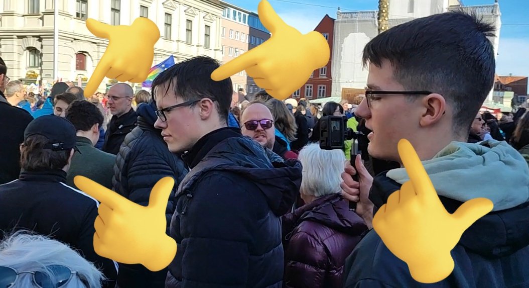 sowhatsabout's tweet photo. #Augsburg IBler machen eine widerliche Aktion vor der Demo #A0302. Wer kennt Sie?
1/2 https://t.co/zV21ntASdh