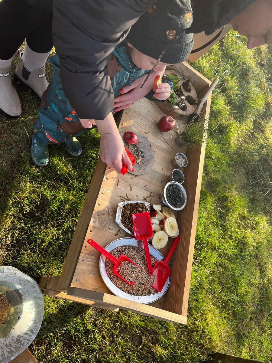 EdadventuresM's tweet photo. @cosydirect the nature station came into its own yesterday at #tinybitcurious when it turned into a prep station alongside a diy pizza oven, the children loved making pizzas for the birds 💚 @camp_curiosity https://t.co/7uwFvl49AS