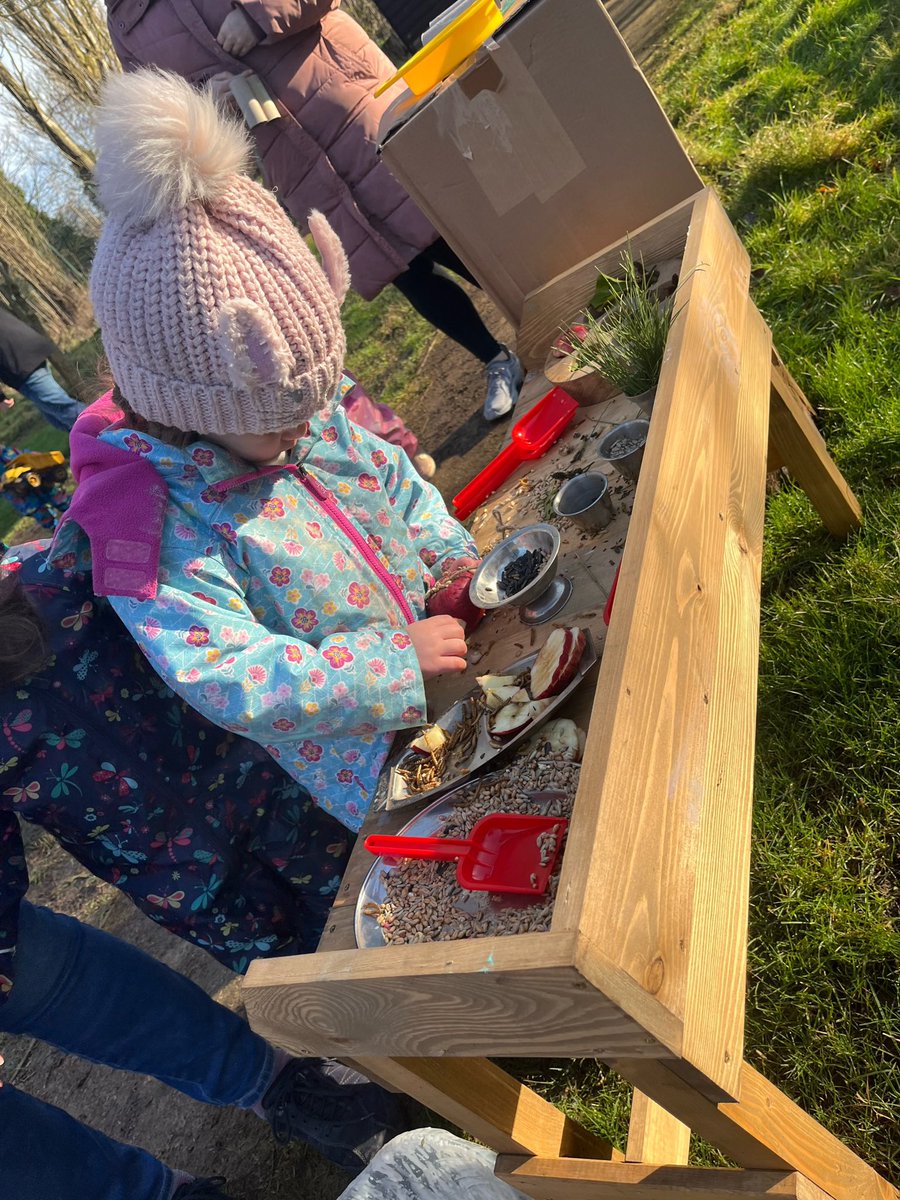 EdadventuresM's tweet photo. @cosydirect the nature station came into its own yesterday at #tinybitcurious when it turned into a prep station alongside a diy pizza oven, the children loved making pizzas for the birds 💚 @camp_curiosity https://t.co/7uwFvl49AS