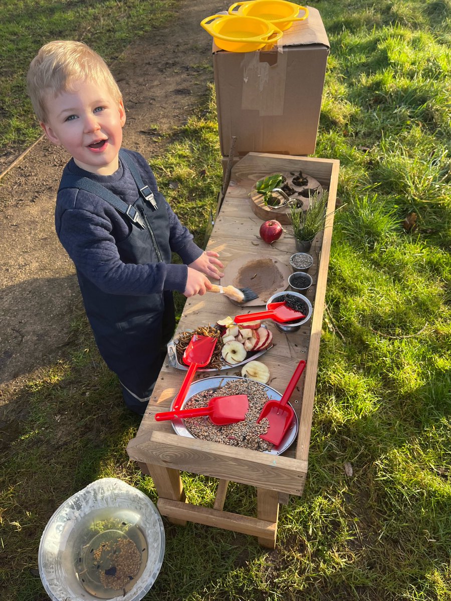 EdadventuresM's tweet photo. @cosydirect the nature station came into its own yesterday at #tinybitcurious when it turned into a prep station alongside a diy pizza oven, the children loved making pizzas for the birds 💚 @camp_curiosity https://t.co/7uwFvl49AS