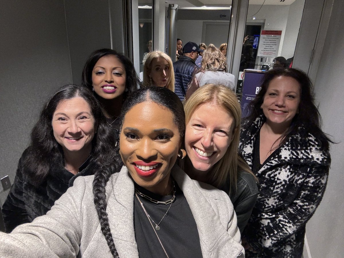 Happy women’s physician day! Fitting that these amazing women physician and I had a time celebrating several birthdays at the @Madonna concert last night❤️. @LindaSuleimanMD @dianebwayne @WilcoxHeart @DrRanyaSweis @drevefeinberg @SarahChuzi @SusanKimMD #WomenPhysiciansDay