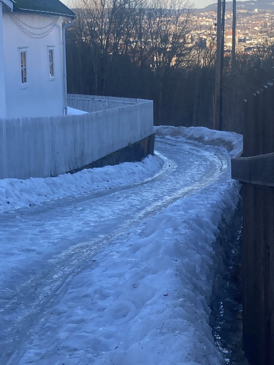 kramvig's tweet photo. @Bymiljoetaten  Oslo. Hva med å stø hele Ekebergstien før et beinbrudd eller to skjer…her kommer nok ingen ambulanse opp. https://t.co/x4dVfaeLwI