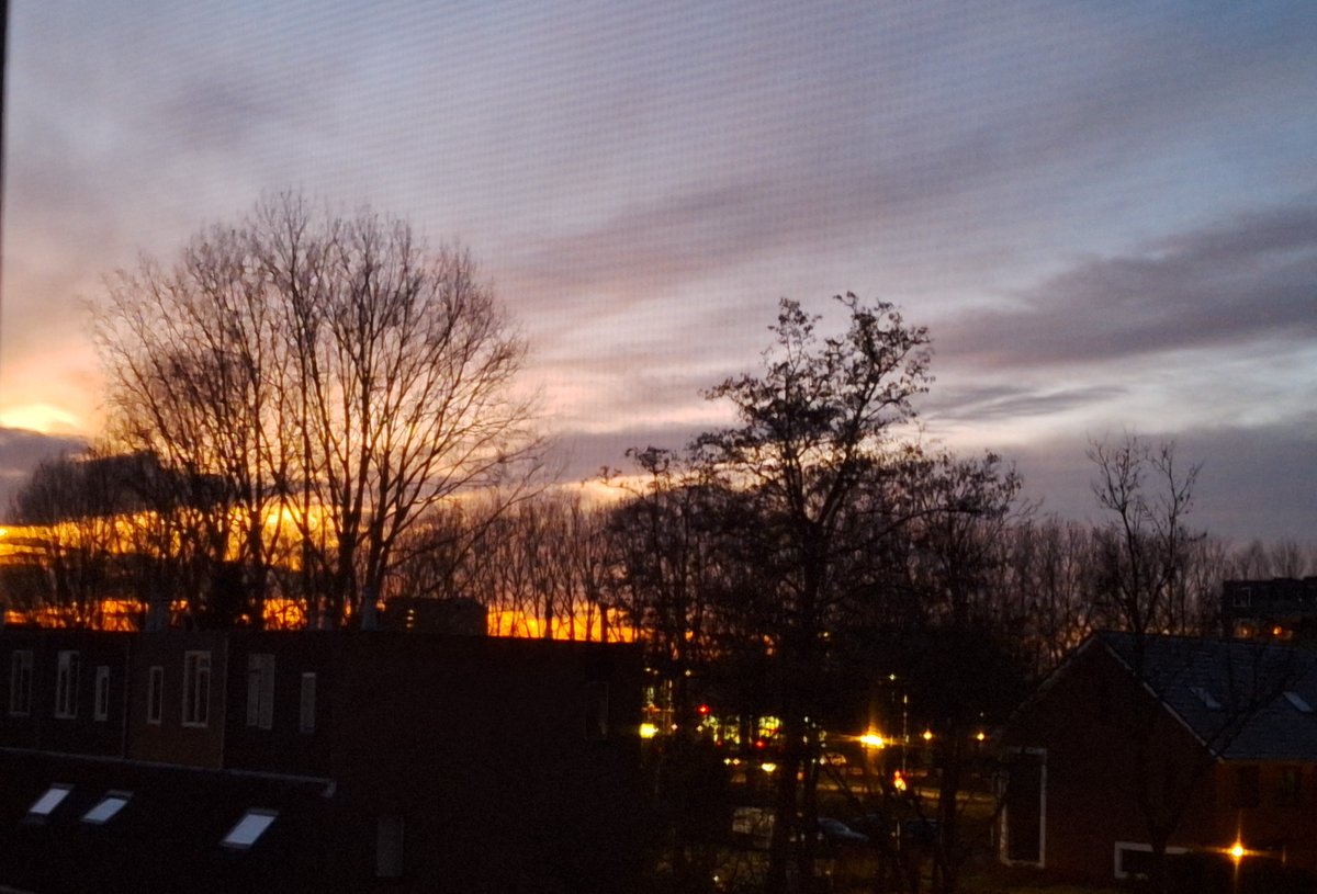 Mooi avondlicht en wolkendek te zien vanuit Leidschendam. <a href="/leonijansen/">leoni jansen</a>