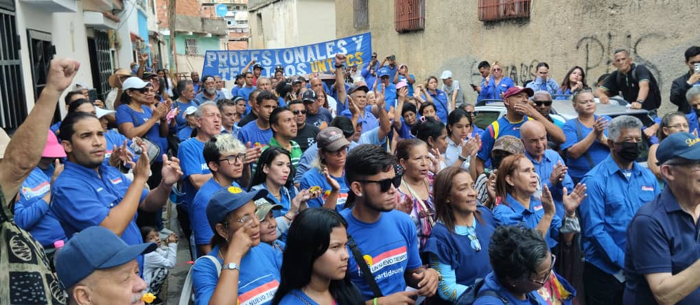 Untcparaiso's tweet photo. #3Febrero el partido  @UNT_Caracas tomo las calles de Caracas hablando con la gente llevando el mensaje de la unidad llegó la hora #Venezuela 
#FelizSabado 
#UNTEsEsperanzaYUnidad
#UNTEsEsperanzaYUnidad
@goyocaribash @partidoUNT @org_ccs @UNT_InterVE @ https://t.co/9SaaIOPRHC
