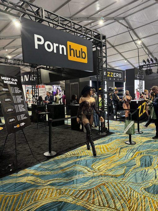 Watch Eva Maxim's leaked NSFW photo on TwXstars