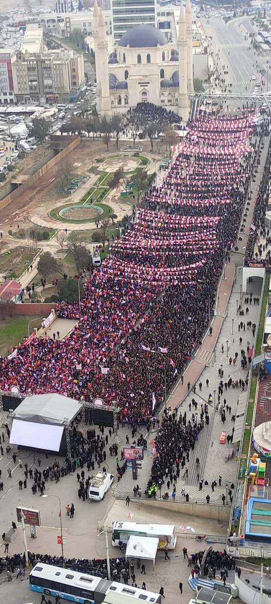 Soldaki Cumhurbaşkanı Erdoğan'ın 2022 yılında Urfa mitingi

Sağdaki ise bugün Yeniden Refah Partisi Belediye Başkan Adayı Kasım Gülpınar'ın Urfa mitingi 

Soldaki resimde Cumhurbaşkanı Tayyip Erdoğan konuşuyor.

Sağdaki resimde mitingin başlamasına 1 saat var.

2022 yılında rakam