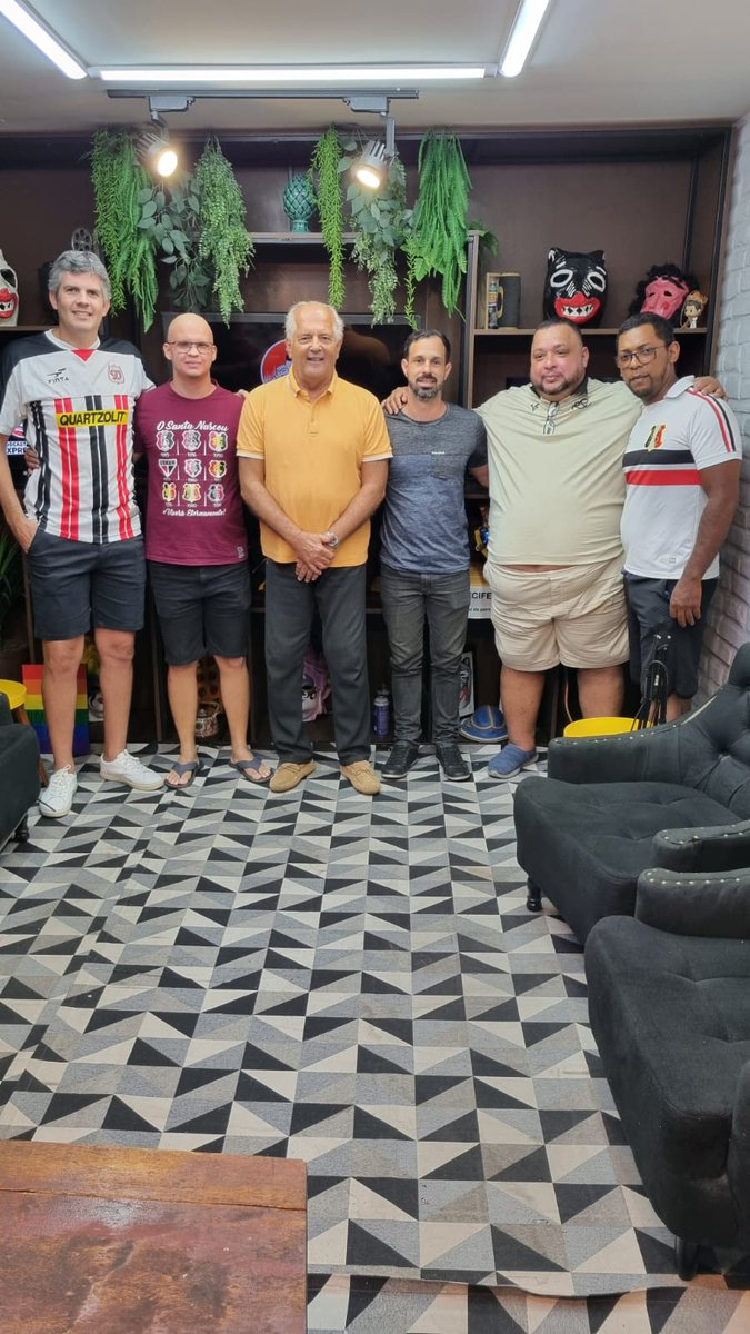 expressao_coral's tweet photo. Conversamos com três grandes personalidades do Santa Cruz hoje: Anchieta Dantas Thorp, João Marcelo Neves e o ex-presidente Zé Neves. Foi uma conversa muito agradável e cheia de histórias do clube.

▶️https://t.co/aZXqw5VkDk https://t.co/5tsmFHVSOj