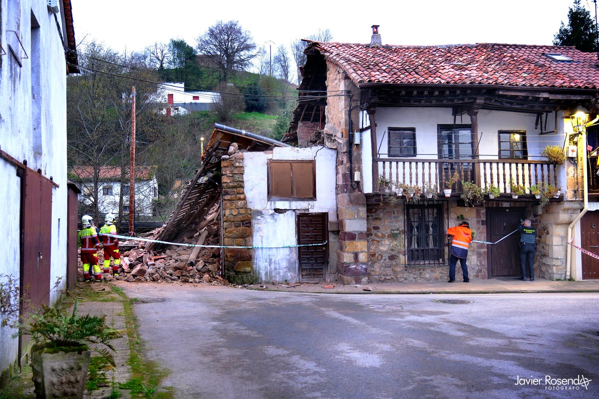 Estamos en C/. San Pelayo del barrio la Pesa de #cabezondelasal

Acudimos tras suceso de casa deshabitada caída originando daños en la contigua, colaboramos en la protección de la zona para seguridad del transito de los vecinos colindantes.
(c) 📷<a href="/JavierRosendo7/">Javier Rosendo</a> <a href="/112Cantabria/">112 Cantabria</a>