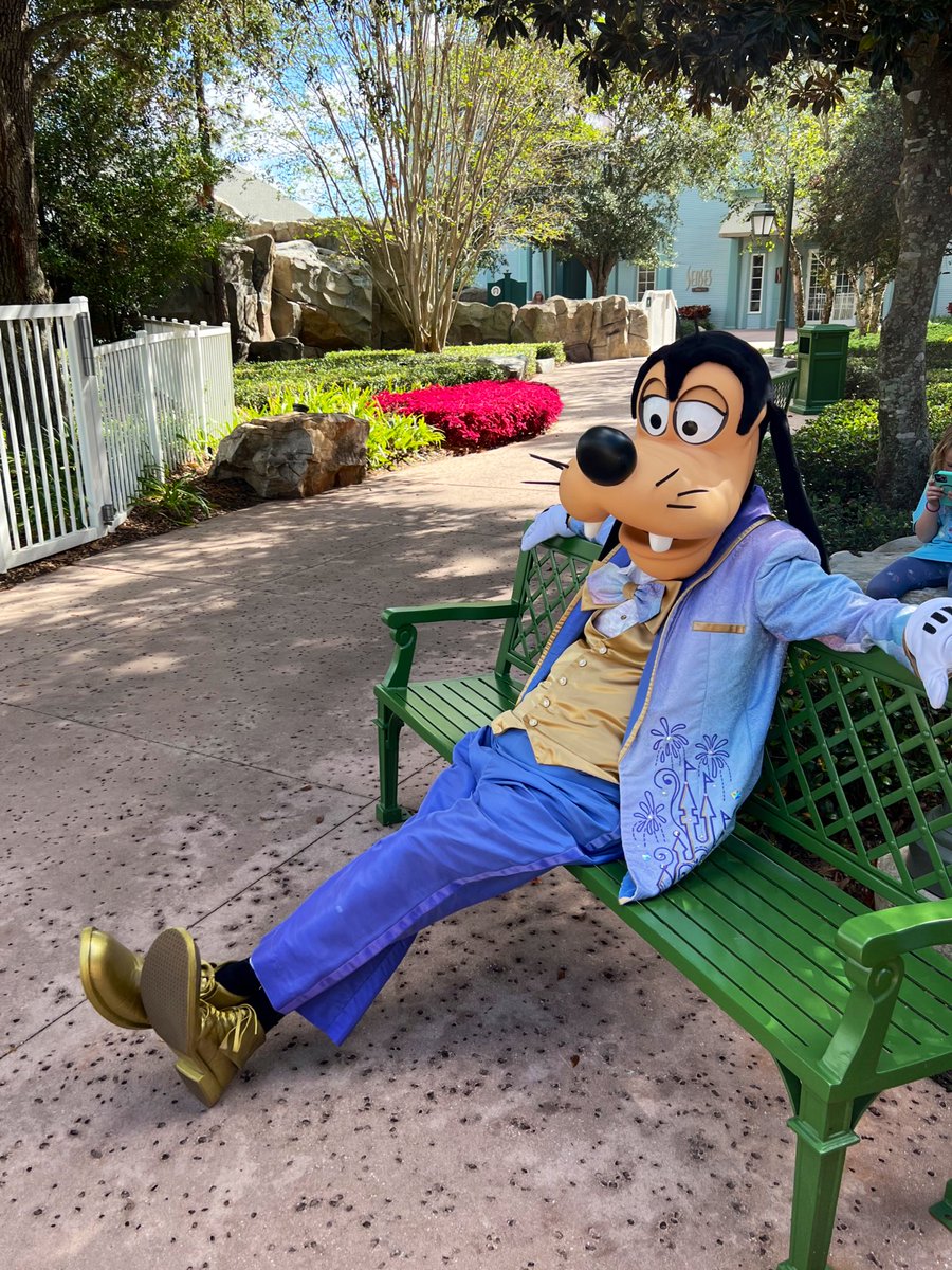 HippyDisneyGuy's tweet photo. Goofy just chillin’ on a Saturday! ✨✨✨

#WaltDisneyWorld 💓 https://t.co/PAW2Npy19S