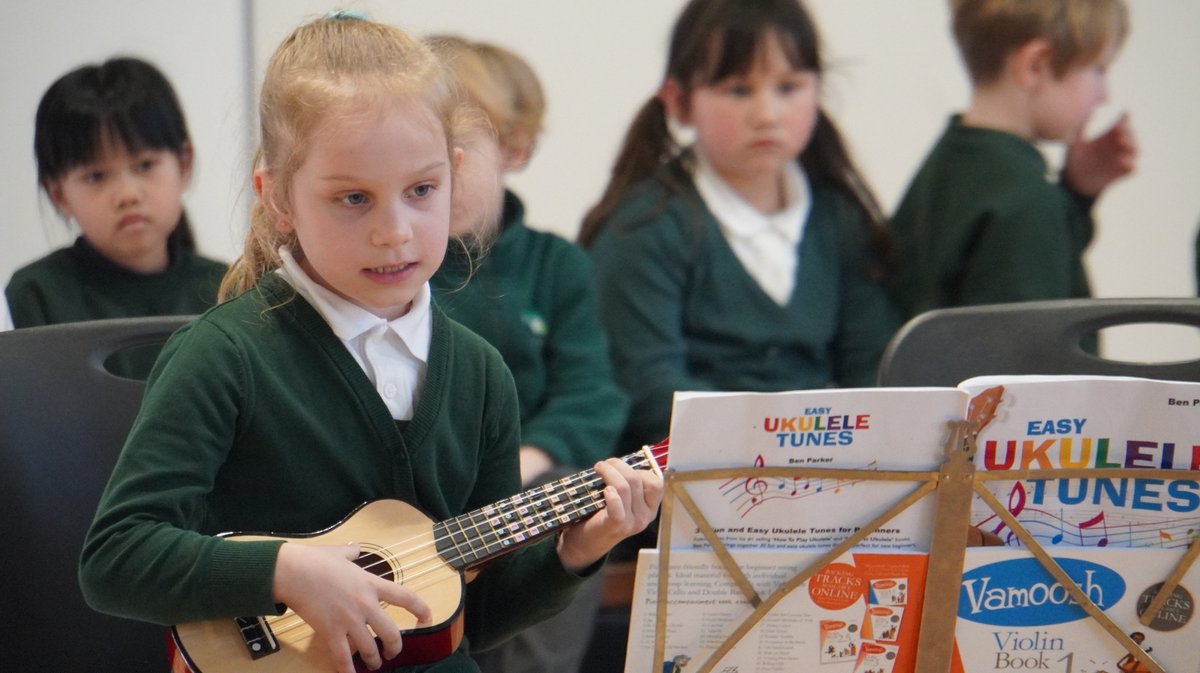 AlbionPrimary's tweet photo. Children had the opportunity to wow the audience with their musical talents. Our theme was resilience (practising and never giving up) and performing. Thank you to Alda and Jonathan from DEA Music Academy. #APSResilience #APSCreativity https://t.co/LjOIxOGfOs