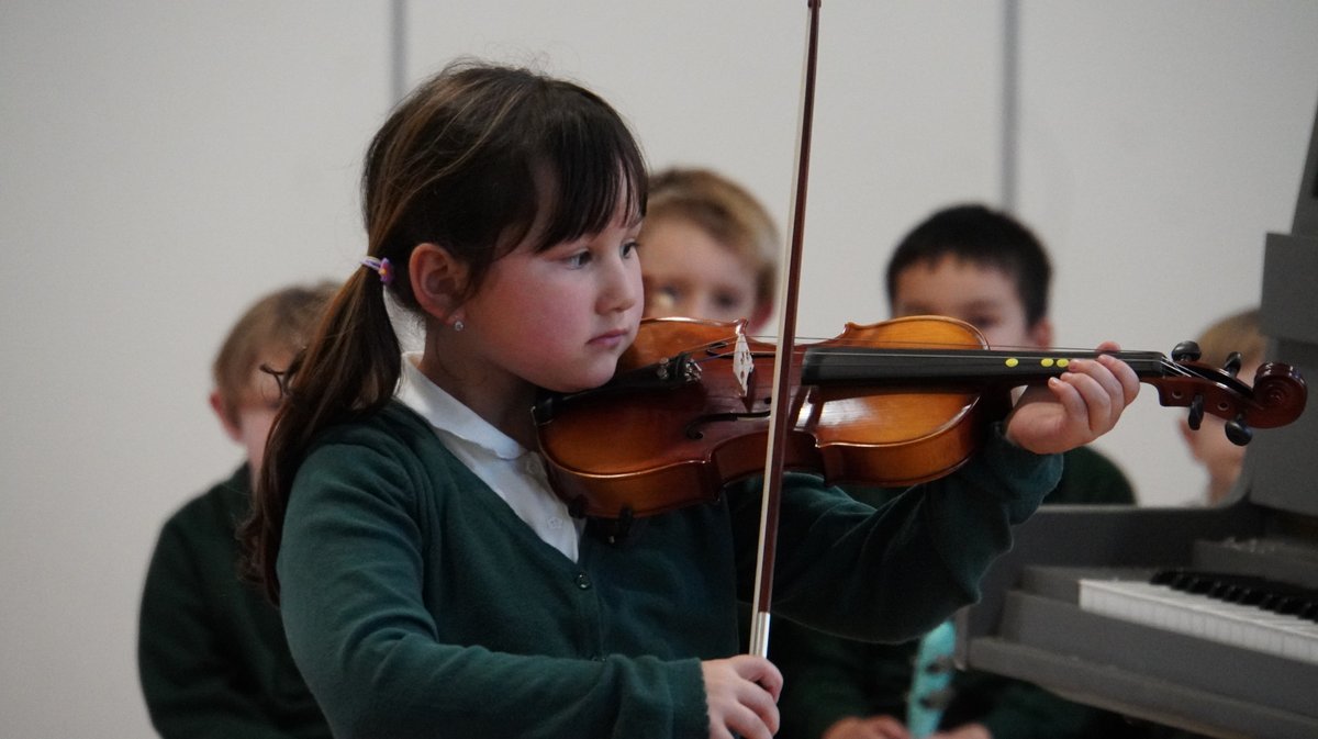 AlbionPrimary's tweet photo. Children had the opportunity to wow the audience with their musical talents. Our theme was resilience (practising and never giving up) and performing. Thank you to Alda and Jonathan from DEA Music Academy. #APSResilience #APSCreativity https://t.co/LjOIxOGfOs