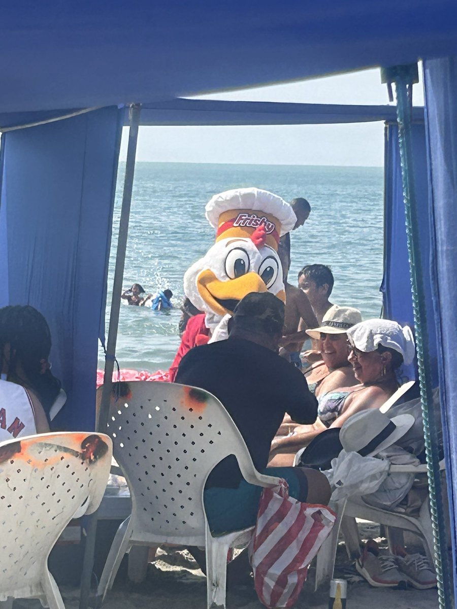 murianamarillo's tweet photo. Quién sufrió más? Jesucristo o el pollo Frisby a las 12 del día en la playa? https://t.co/6DkMJol85q