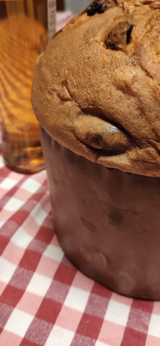 IvanCribiu's tweet photo. #Sanbiago. Oggi è il 3 febbraio e si #festeggia il #protettore della #gola, la #tradizione #milanese prevede che in questo giorno si debba mangiare un pezzo di #panettone #raffermo per #purificare e #proteggere la gola e tutte le sue parti per tutto l'anno. https://t.co/1Yiz38FjBC