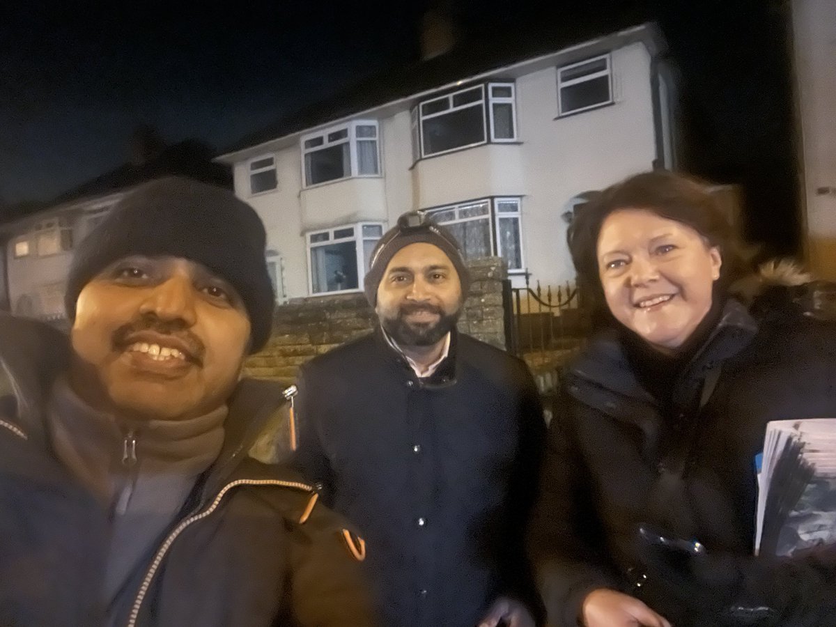 MariaMillerUK's tweet photo. Great team out in Basingstoke this week meeting residents in #KingsFurlong #Chineham #Kempshott  #HatchWarren - and topped off with a very welcome pint (of Diet Coke) this evening in the Portsmouth Arms with our very own Party Chair @RicHolden @BSKconservative #ThankYouEveryone https://t.co/7dNl4XLgeQ