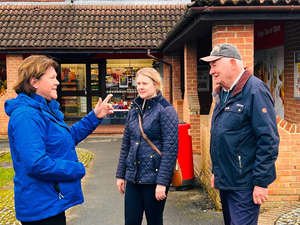 MariaMillerUK's tweet photo. Great team out in Basingstoke this week meeting residents in #KingsFurlong #Chineham #Kempshott  #HatchWarren - and topped off with a very welcome pint (of Diet Coke) this evening in the Portsmouth Arms with our very own Party Chair @RicHolden @BSKconservative #ThankYouEveryone https://t.co/7dNl4XLgeQ