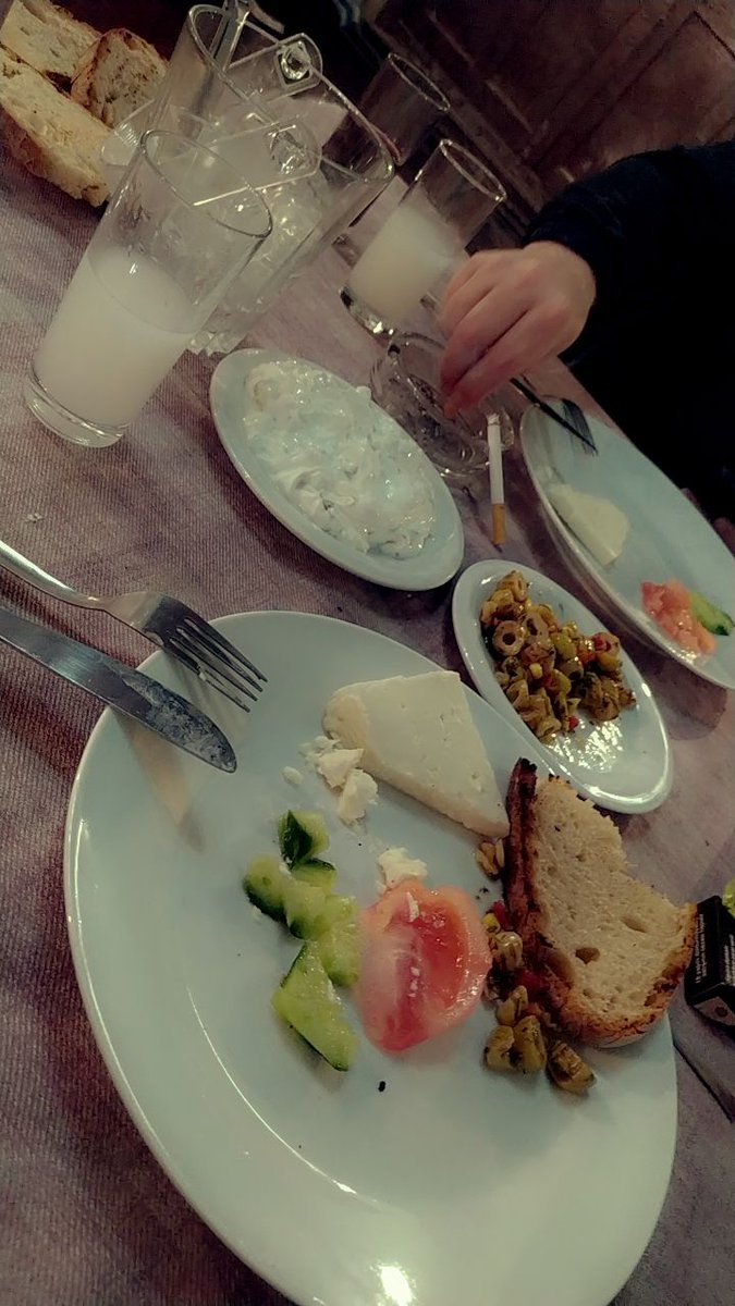 ku02249442's tweet photo. Rakı içen kadın güzeldir ben gibi 🤪 https://t.co/jYRfb1jBzN