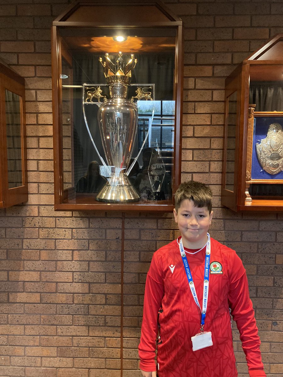 Not the result we wanted but what an experience for my lad. A day that will last long in the memory. Thanks to everyone at  <a href="/Rovers/">Blackburn Rovers</a> <a href="/SamSzmodics/">Sam Szmodics</a> <a href="/SamGallagher40/">Sam Gallagher</a> <a href="/DomHyam_95/">Dom hyam</a>