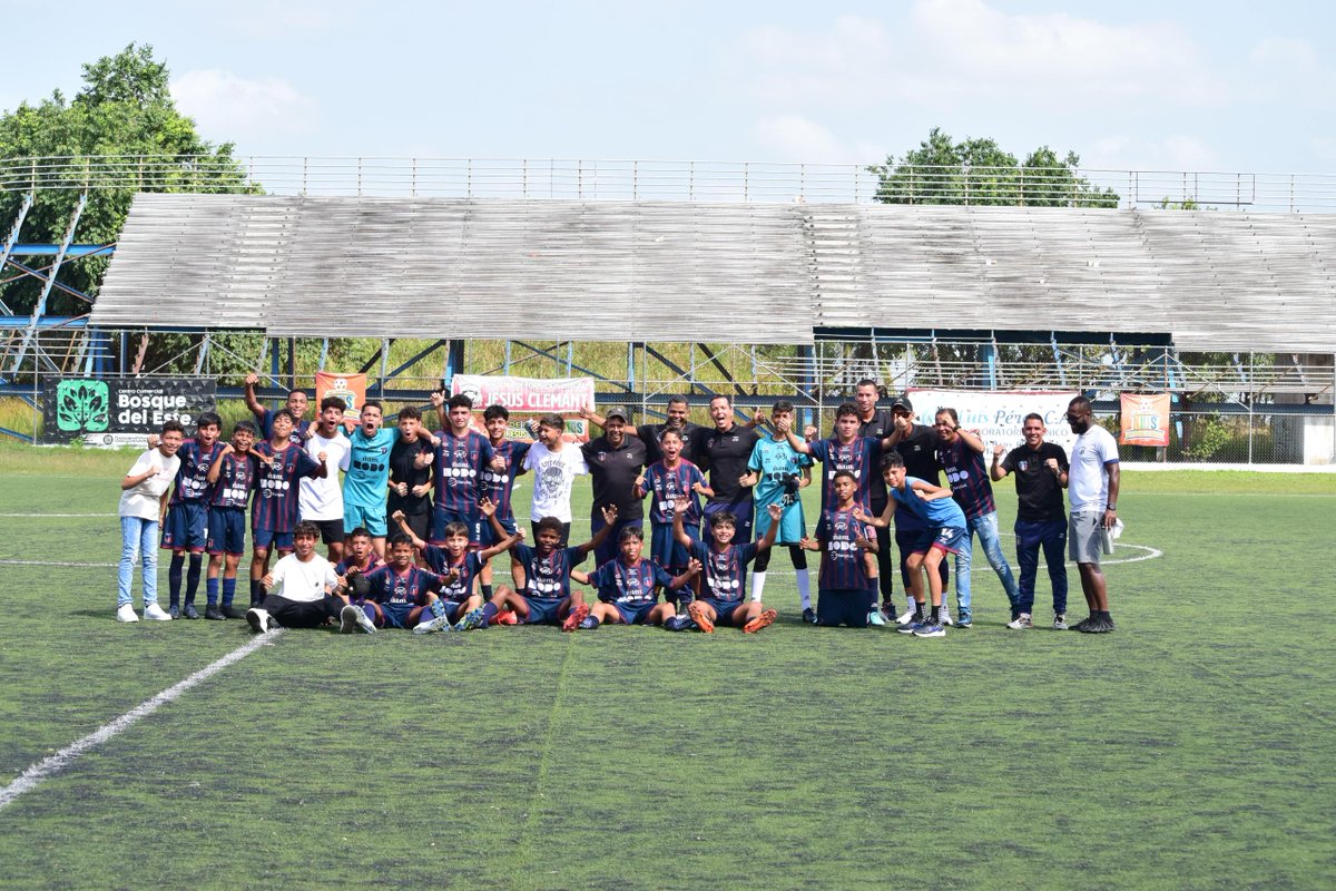 LaAcademiaMSC's tweet photo. #LigaPremiumAfem🏆 | #Sub14

¡𝓢𝓞𝓜𝓞𝓢 𝓒𝓐𝓜𝓟𝓔𝓞𝓝𝓔𝓢! 🥳👏🏻
  
#MonagasSC 2-1 #AFIClemant
⚽ 25' - Adrián Colmenares
⚽ 51' - Andrés Bontemps

📸 @felixmb19

#Final
#ForjandoGuerreros⚔️
#OrgulloAzulgrana 🔵🔴 https://t.co/hcos1EBbWi