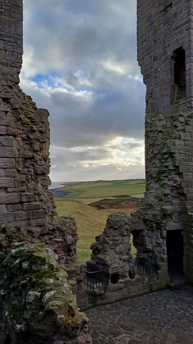samhogarth26's tweet photo. Despite being here for some medievalist First World War memorials, I couldn't resist indulging in the real medieval stuff with a visit to Dunstanburgh Castle and more dramatic landscape https://t.co/FzIQRi1alV