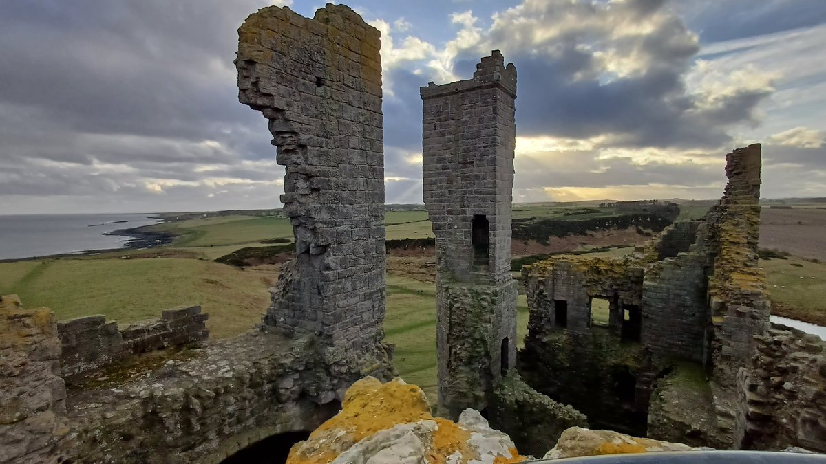 samhogarth26's tweet photo. Despite being here for some medievalist First World War memorials, I couldn't resist indulging in the real medieval stuff with a visit to Dunstanburgh Castle and more dramatic landscape https://t.co/FzIQRi1alV