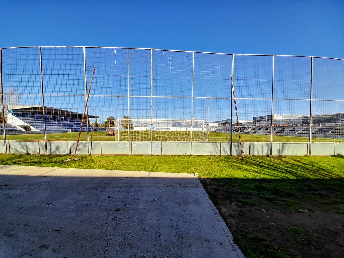 JAReinaGonzalez's tweet photo. El Nuevo Estadio, inaugurado el 1-6-72 con un amistoso ante el Real Madrid (1-6), acusa el paso del tiempo y casi lo único que conserva nuevo es su nombre. Su aforo oficial es de 2500 espectadores.
Un recinto que vio al Diter Zafra 8 temporadas en Segunda B y otras 30 en Tercera. https://t.co/H0iad3EzSP