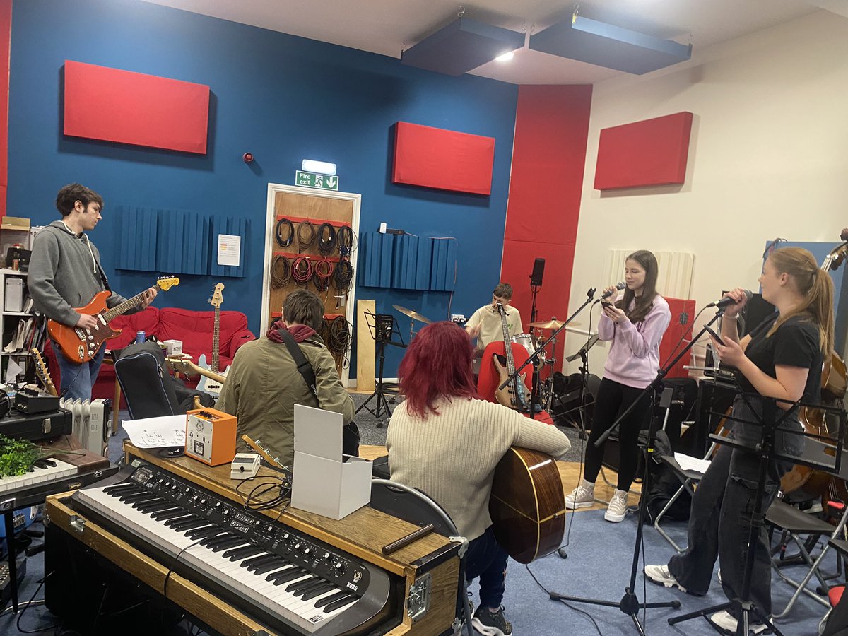 we_make_culture's tweet photo. 🥁 drum recording
🎧 backing track making
🎸 bass learning
🤘🏼AC/DC playing
Fun #YoungMusiciansProject times today 💕 https://t.co/MLcv9oociW