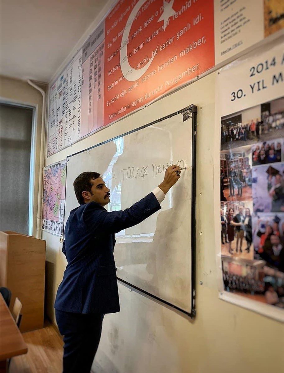Yeri geliyor Anadolu'nun ücra bir köşesinde  binbir güçlükle bir köy okulunda çalışıyorlar.

Yeri geliyor kalleş bir kurşunun hedefi olup, Şehit oluyorlar.

Ama asla Gönül verdikleri mesleklerinden ve Türkiye'nin aydınlık yarınlarından vazgeçmiyorlar.

Bu kadar fedakarlık yapan