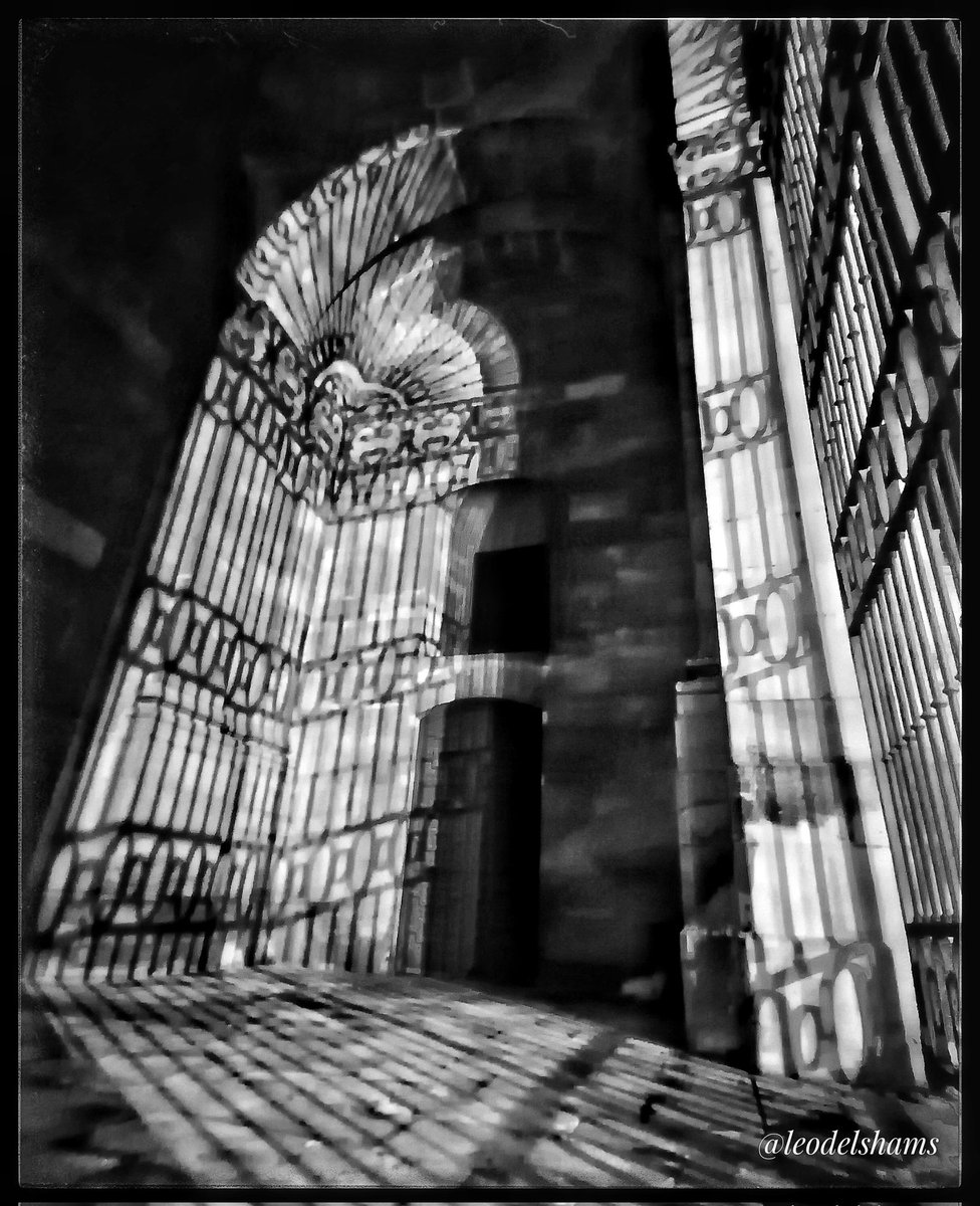 #Lleida. Catedral Nova. Nit. Ombres de les llums del carrer. #comparteixLleida. #lleidatestimo. #testimolleida. #catedralnovadelleida. #paerialleida. #turismedelleida. #aralleida. #arquitectura. #architecture.#buildings. #total_lleida. #imatges_Lleida. #imatgesde_lleida. #art.