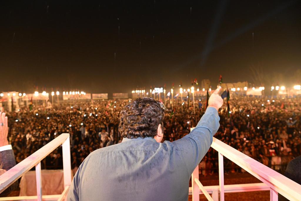 ArfaBhutto786's tweet photo. پیپلزپارٹی کا تھرپارکر کے بعد میر پور خاص میں آج ہی کے روز دوسرا جلسہ، سلام ہے میر پور خاص کی عوام کے اس جذبے کو جو اتنی بارش کے باوجود اتنی بڑی تعداد میں موجود رہے۔❤✌🏻 https://t.co/ZAw5eiN2e7