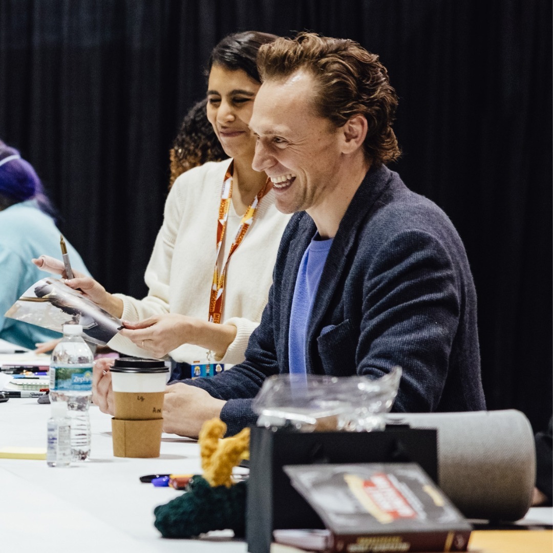 maryensenada's tweet photo. La sonrisa más hermosa del mundo. 💕💕💕
#New
Tom, en la firma de autógrafos, en el segundo día de Megacon de Orlando.
📸@megaconorlando
#TomHiddleston #TomWithFans #Autographs #MegaconOrlando2024 #Day2 #Día2 #BeautifulSmile #Hiddlesfan #HiddlesArmy #HiddlesArgentina🇦🇷 https://t.co/vafEtS0OqF