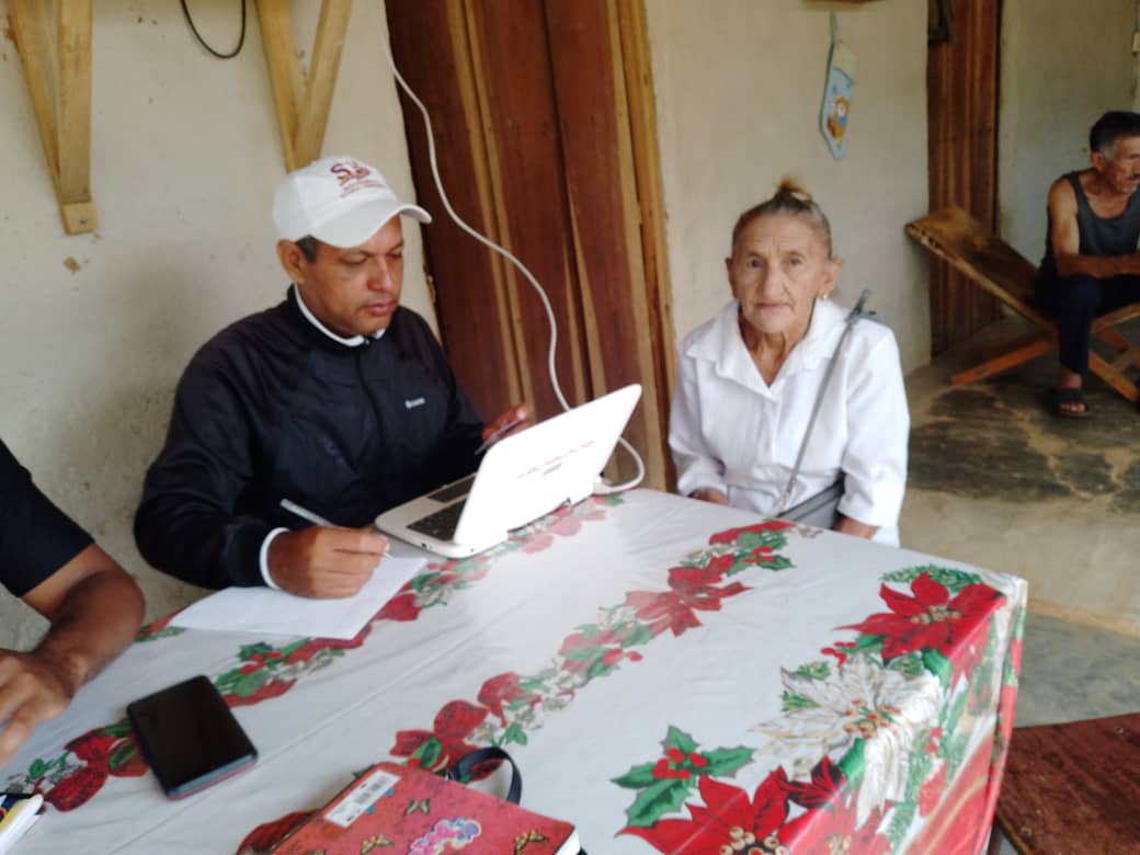 #DeLaManoDelPueblo Hoy sábado se atendió con Punto Patria El Caserío Buchalito del Paso de Baragua Del Municipio Urdaneta bajo las orientaciones de nuestro Alcalde <a href="/HAMADCHAER/">HAMAD AL CHAER PSUV</a> conjuntamente con el Movimiento Somos Venezuela <a href="/AdolfoP_Oficial/">Adolfo Pereira Gobernador</a>  <a href="/NicolasMaduro/">Nicolás Maduro</a> <a href="/M_somosveLara/">Movimiento Somos Venezuela Estado - LARA.</a>