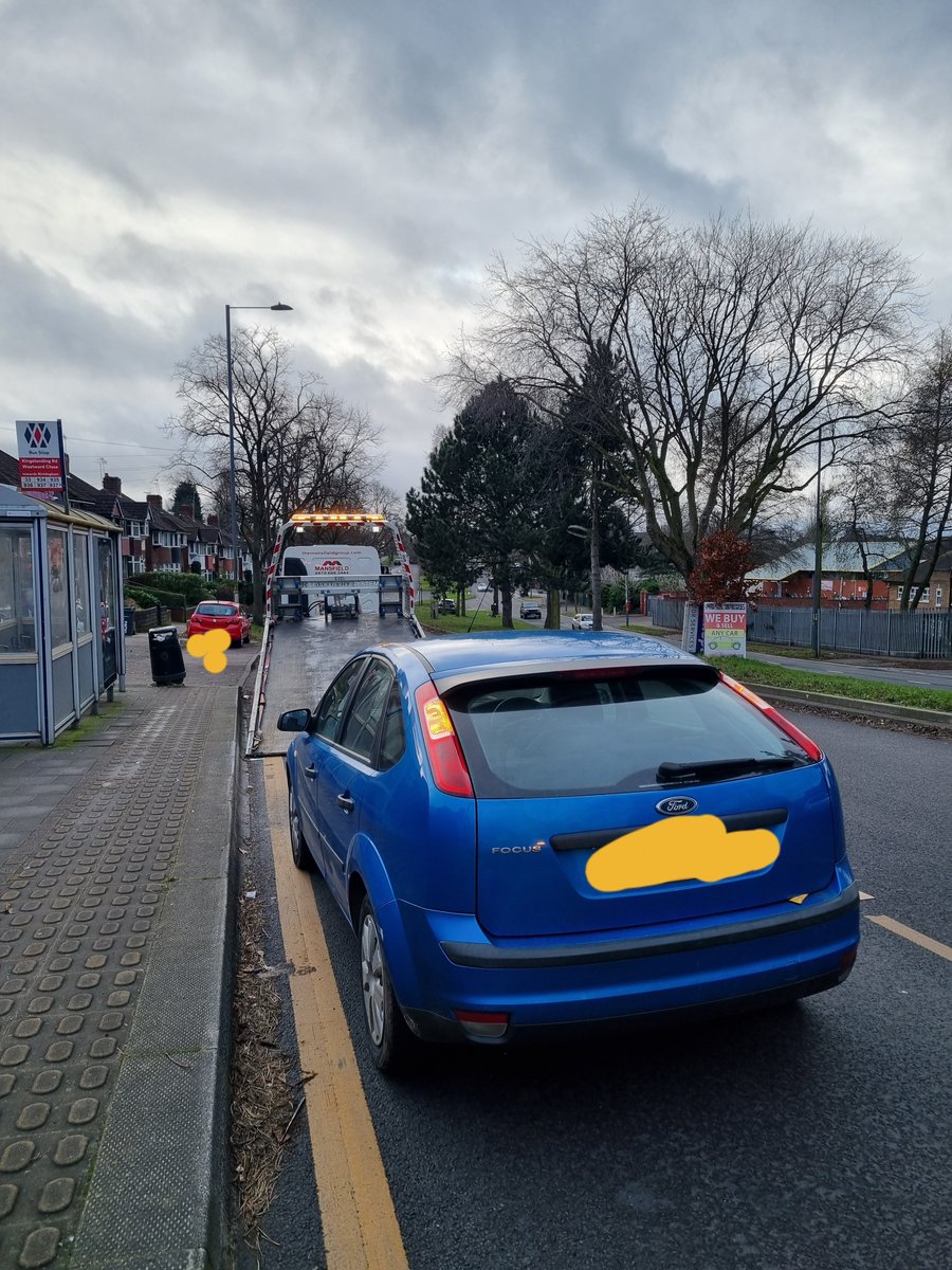 #Kingstanding officers stopped this vehicle on Kingstanding Road as a child was not properly restrained in a car seat.

Turned out the driver didn't have any insurance. 

Driver was dealt with accordingly and the child safeguarded. 

#noinsurancenocar