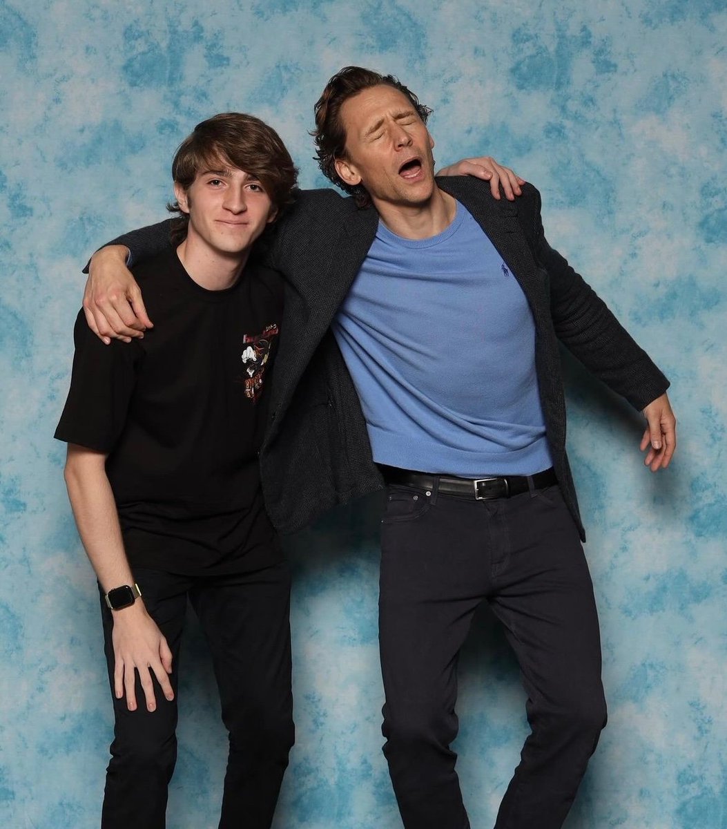 maryensenada's tweet photo. Loki: "We are not doing 'get help'"
Tom haciendo el "Ayúdenme" con un fan en la Megacon de Orlando.
📸samifakhran
#TomHiddleston #TomWithFans #Loki #GetHelp #ThorRagnarok #MegaconOrlando2024 #Orlando #HiddlesArmy #Hiddlesfan #HiddlesArgentina🇦🇷 https://t.co/vFL6vomzrm